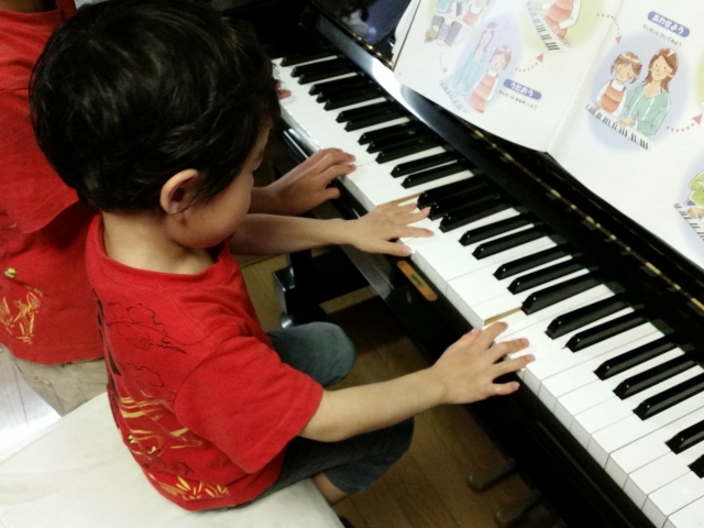 子供 に ピアノ を 教える 教材
